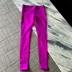 Never worn alo yoga fuscia leggings with mesh detail size m